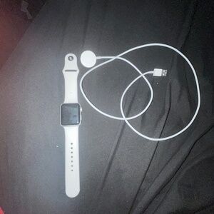 A Apple Watch Series 3